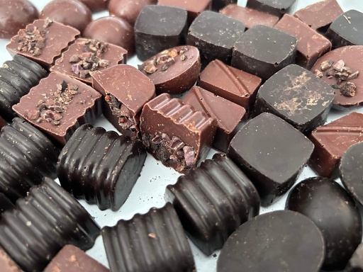 Chocolate Bites with nibs - per gm